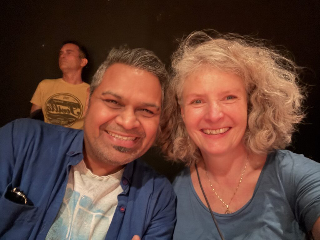 Mein Gastgeber Rohit lässt sich auf meinen Programmwechsel ein: vom gemeinsamen Drink zur experimentellen Performance «Zakon 180».