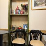 Im Marktkaffee ist die Einrichtung so zusammengewürfelt wie das Publikum: Bücher, Kaffeemühlen und ein bisschen Kitsch.