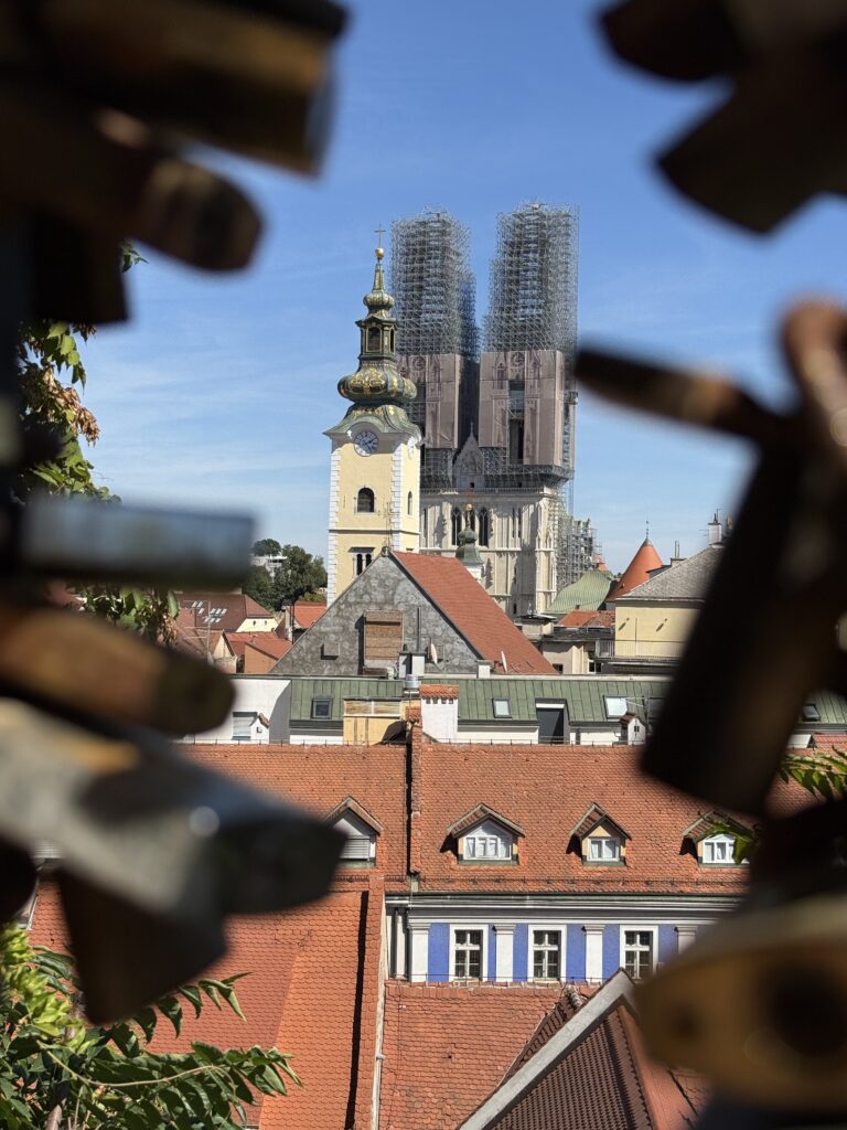 Bis dass der Tod uns scheidet: Vor der Kathedrale hängt das Versprechen auch in Metall.