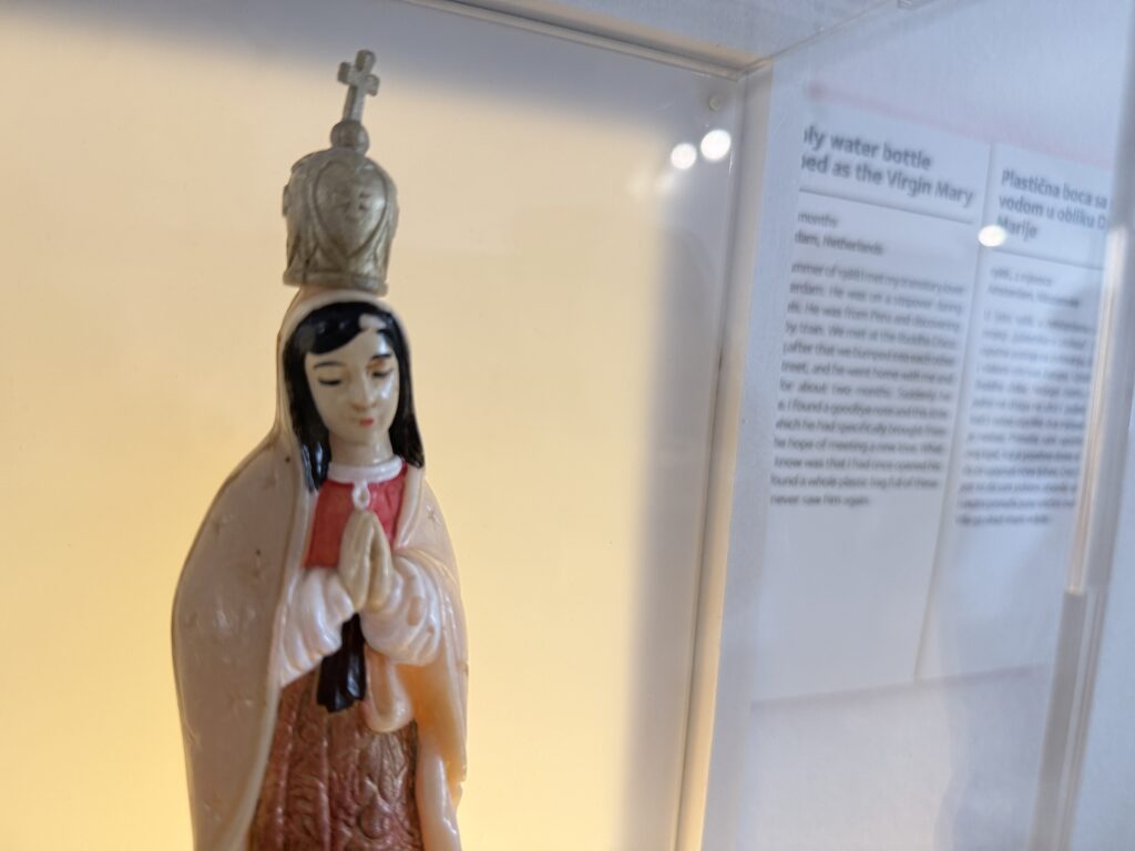 Eine Marienfigur als Reisebegleiterin und Liebesbringerin. Dumm nur, dass ihr Besitzer gleich einen ganzen Plastiksack davon dabeihatte.