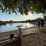 Während die Sonne untergeht, wird weiter gerudert, geradelt, gebadet und flaniert.