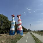 Kunst am Wegesrand: Entlang der Sava tauchen zwischen Veloweg, Wiesen und Spielplätzen immer wieder Kunstwerke auf.