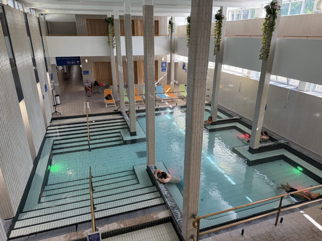Säulen, Fliesen, klare Linien: Im Palatinus ist der Bauhausstil bis heute sichtbar.