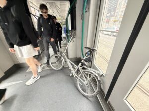 So oft wie möglich dabei: Das Klappvelo verkürzt die Distanzen in Budapest und fährt zusammengefaltet auch im ÖV mit.