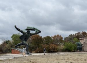  Aus der Stadt verbannt, nicht zerstört: Im Memento Park stehen heute Monumente als Mahnmal des kommunistischen Ungarn.