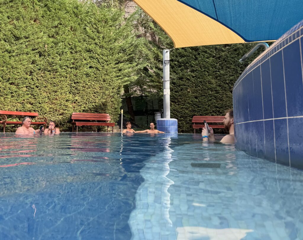 Im Dandár-Bad kommt das Smartphone wie in vielen Budapester Thermalbädern ganz selbstverständlich mit ins Wasser.