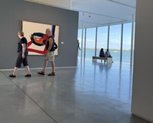 Im Danubiana ist auch der Blick aus dem Fenster ein Kunstgenuss.