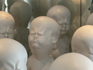 «Niemand»-Figuren von Viktor Frešo im Danubiana Meulensteen Art Museum.