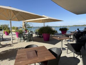Kaffeepause auf der Terrasse des Danubiana – mit Blick auf die Donau.
